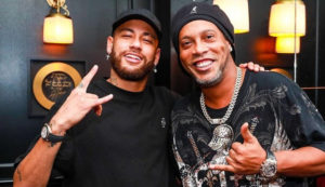 Neymar posta foto com Ronaldinho Gaúcho após jogo do PSG