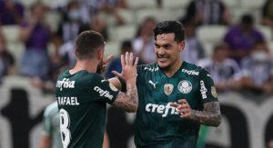 Palmeiras bate o Ceará em jogo atrasado e volta a sonhar com título