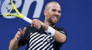 Mannarino frustra torcida, salva match-point, vira sobre Rublev e vai às 4ªs em Moscou