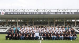 Em São Januário, Meninos do Vasco posam para foto oficial do título da Copa Brasileirinho Sub-14