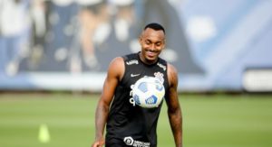 Com João Victor suspenso, Raul Gustavo deve ganhar nova chance no time titular do Corinthians