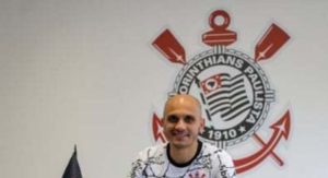 Após renovação, Fábio Santos projeta quando deve se aposentar e avalia seu desempenho no Corinthians