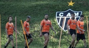 Hulk treina com a mão enfaixada e Galo tem preocupações com pendurados diante do Cuiabá