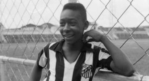 Pelé, 81 anos: o ‘Rei’ veste pela primeira vez a camisa do Santos