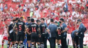 Mesmo sem ter boa atuação, Vasco abre vantagem, mas bola aérea volta a tirar pontos decisivos na Série B