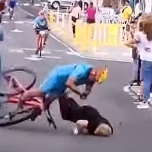 Mulher é atropelada por ciclista e fica em estado grave; assista