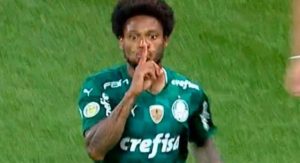 Luiz Adriano manda as organizadas ‘calarem a boca’. E o Palmeiras vence, de virada, na raça, o Sport