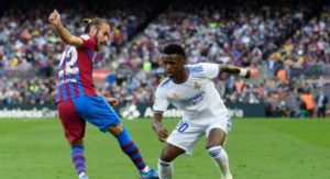 Técnico do Osasuna, adversário do Real Madrid, elogia Vini Jr.