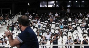 Enderson lamenta ação do Goiás pela torcida visitante contra o Botafogo: ‘A gente sempre joga pelo torcedor’