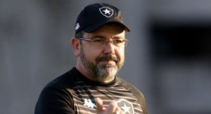 Enderson Moreira admite jogo abaixo do Botafogo mas enaltece empate: ‘Um ponto em confronto direto’