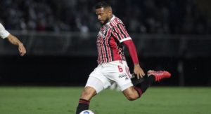 Reinaldo ganha espaço com Ceni e chega ao terceiro jogo seguido como titular do São Paulo após um mês