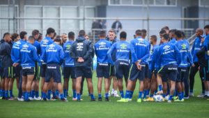 Mudanças defensivas cobram caro e Grêmio toma gols demais