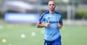 Diego Tardelli ajuda a afundar ainda mais o Grêmio no Z4