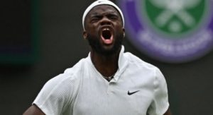 Tiafoe luta, vira sobre Tsitsipas e encara Schwartzman nas 4ªs em Viena