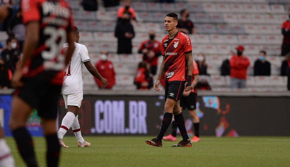 Por falta de disciplina, volante Richard tem seu contrato rescindido com Athletico e retorna ao Corinthians